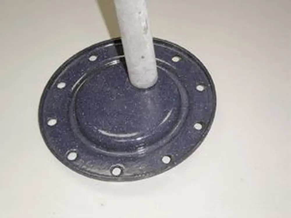 Flanschteil aus Metall mit einer runden Basis und mehreren Befestigungslöchern, für Verbindungselemente geeignet. Gebrandet mit Remeha.